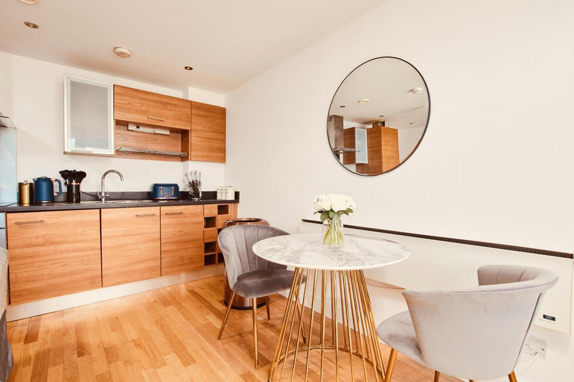 King Deluxe City Apt Large Space& Free Parking! No Balcony Leeds  Exteriör bild