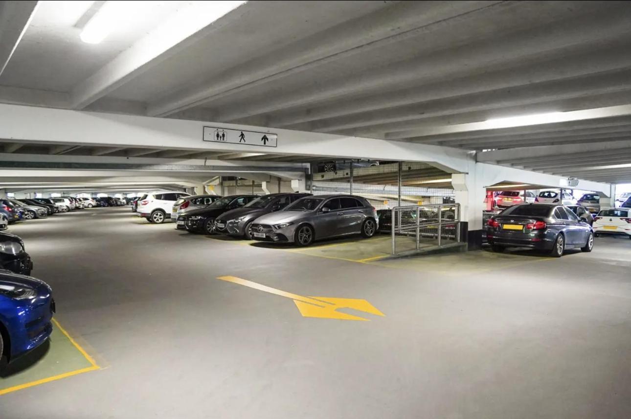 King Deluxe City Apt Large Space& Free Parking! No Balcony Leeds  Exteriör bild